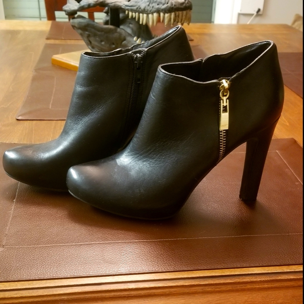 ❤️ Marc Fisher Zip Bootie Heels - Sz 8.5